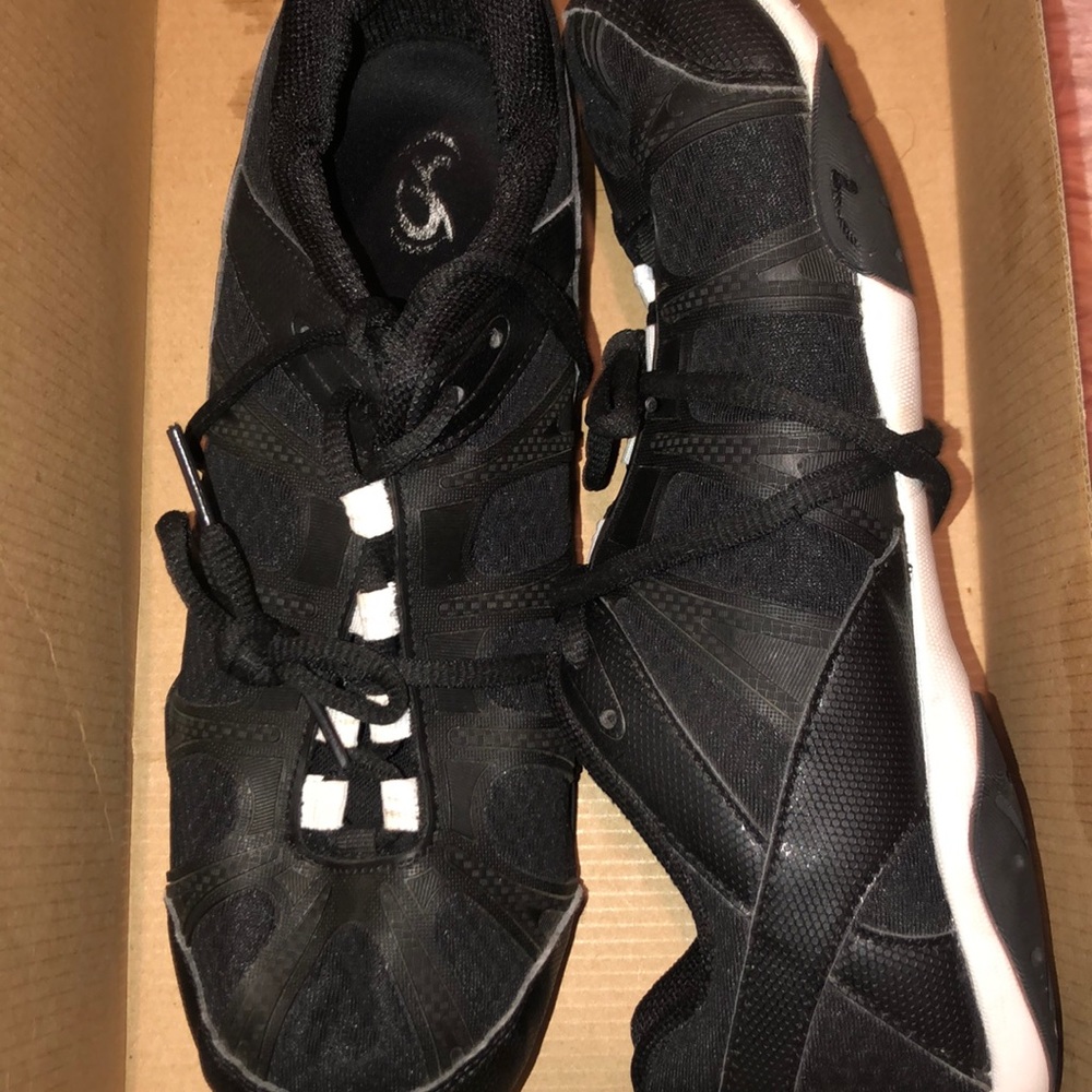 gk cheer shoes size A9 (8 1/2)
